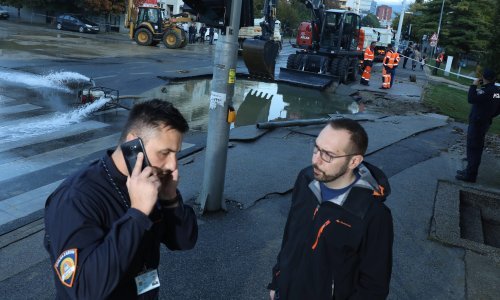 [FOTO] Tomašević o novom puknuću cijevi: Šteta je veća nego prije dva dana, nije se ulagalo u infrastrukturu