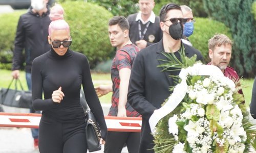 [FOTO] Posljednji ispraćaj Marine Tucaković: Stigli suprug i kuma, Joksimović, Karleuša, a Čolić poslao vijenac uz emotivnu poruku