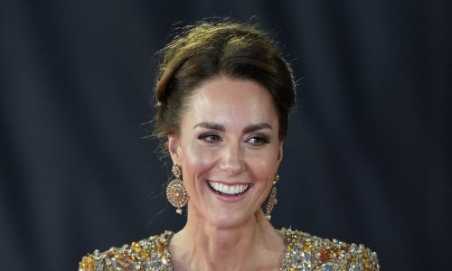 Blještava haljina koju je Kate Middleton nosila na Bondovoj premijeri stigla je u trgovine: Od njezine cijene zavrtjet će vam se u glavi