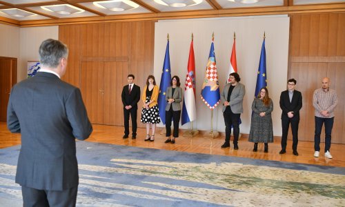 Predsjednik Milanović s predstavnicima Hrvatskog debatnog društva