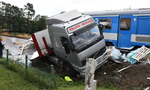 Nesreća u Požegi: Vozač je zaustavio kamion na prijelazu željezničke pruge u trenutku kad se spuštala rampa
