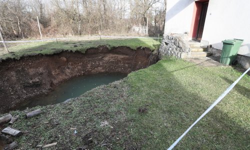 Krenulo zatrpavanje vrtača nastalih nakon potresa. Na dno ide geotekstil ojačan žičanom konstrukcijom. Evo što nakon toga