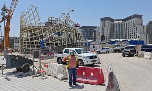 Tijekom gradnje svjetske izložbe Dubai Expo poginula tri radnika, a više od 70 ih je ozlijeđeno; EU pozvala na bojkot izložbe, no većina zemalja sudjeluje