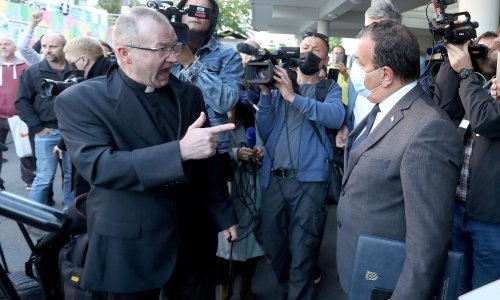 Tko je predvodio prosvjed protiv covid potvrda? Svećenik koji prijeti vješalima i vlasnik teretane poznat po kršenju mjera