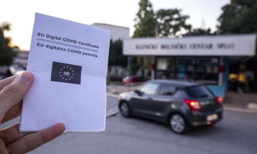 Ispred KBC Split jutros samo dva prosvjednika