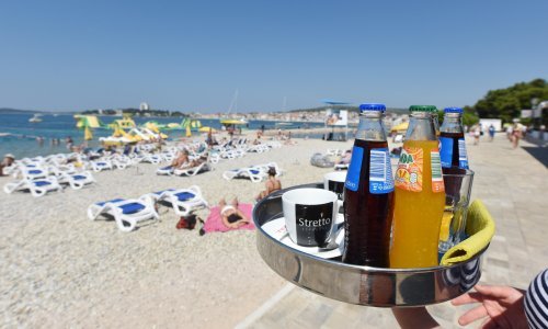 Dok turistički djelatnici još slave uspjeh ove sezone, nad iduću su se nadvili vrlo tmurni oblaci; već je počela borba za svakog radnika, a nedostaje ih čak 40.000