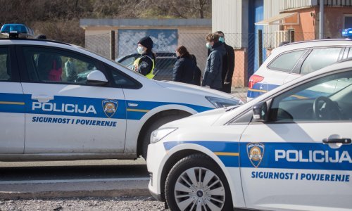 Troje u automobilu bježalo policiji u Rijeci s više od pola kilograma amfetamina i marihuanom, ozlijedili su dva policajca