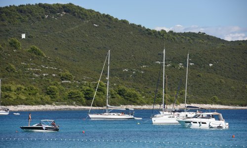 Austrijski nautičari divljali na Dugom otoku i zapalili pametnu klupu; Lokalci ih 'priveli', odveli na općinu i natjerali da plate štetu