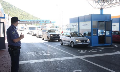[VIDEO] Kaos na granici u Neumu: Kilometarske kolone zbog pada sustava, a na kioscima u Dubrovniku nisu se pojavile ni dnevne novine, kasni i hrana