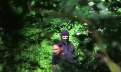 [VIDEO] Snimke s granice BiH i Hrvatske: Maskirani muškarci s oružjem hrvatske policije tuku migrante