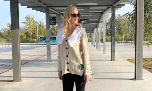 Jelena Rozga obično ima dobre stajlinge, ali ovaj nije takav. Može li mi netko objasniti ovu pamučnu kragnu? Možda joj dobro dođe da se zamota u nju...