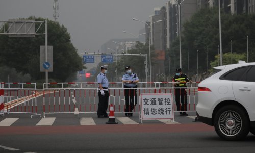 Kina si ne može priuštiti ukidanje ograničenja putovanja jer bi se suočila s velikim brojem zaraženih