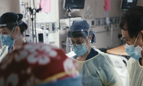 Zašto su se filmski festivali bojali prikazati dokumentarac o kovidu, za koji i sam redatelj priznaje da je vrlo uznemirujući te da se rasplače svaki put kad ga pogleda