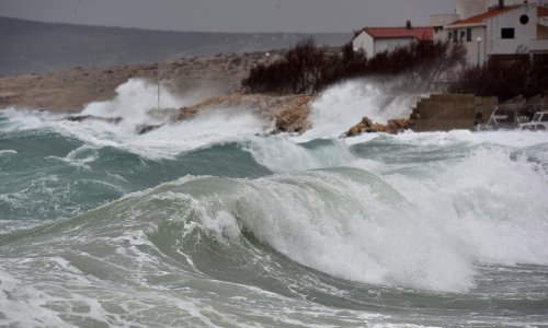 Bura ponovno zatvorila dio A1, nema prelaska ni preko Paškog mosta