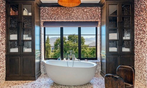 Teško se odlučiti što je najveći adut ove kuće - nevjerojatno predsoblje ili kupaonica u kojoj se lako izgubiti