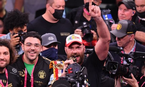 [VIDEO] Tyson Fury je čudesan lik; prvo je isprebijao Amerikanca pa se emotivno slomio na konopcima ringa, a zatim je uslijedio vrhunac kada se primio mikrofona