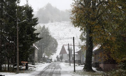 Danas kiša, u gorju moguć snijeg: Zbog orkanske bure za cijeli promet zatvorena dionica autoceste A1 i Paški most, u prekidu pomorske linije