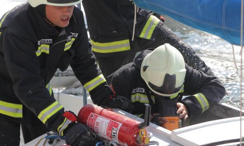Vlasnik jedrilice u požaru zadobio ozljede opasne po život, spašavaju ga liječnici bolnice Zadar