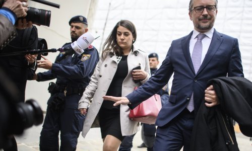 Schallenberg priseže za kancelara, oporba tvrdi da Kurz zapravo ostaje šef