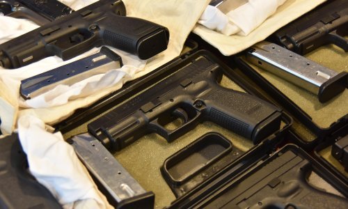 Oprez s odbačenim oružjem: Muškarac preuređivao stan pa u krevetu pronašao pištolj i municiju
