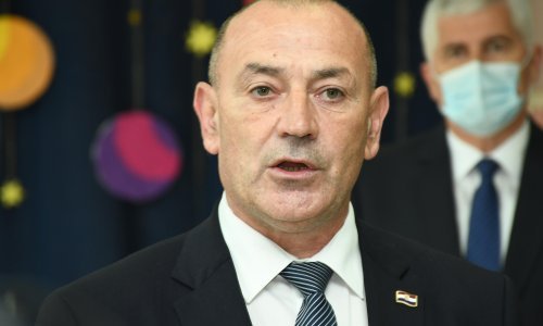 Medved: Situacija oko napetosti u državnom vrhu će se rasplesti poštovanjem zakona