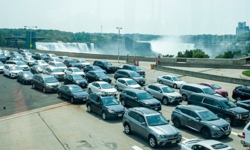 SAD u studenom ukida ograničenja za potpuno cijepljene strane državljane na kopnenim granicama. Necijepljenim posjetiteljima i dalje će biti zabranjen ulazak