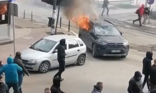 [VIDEO] Neredi u Kosovskoj Mitrovici: Krenula akcija protiv švercera, pa Srbi izašli na ulice. Ranjeni muškarac bori se za život, kamenovana policija uzvratila šok-bombama
