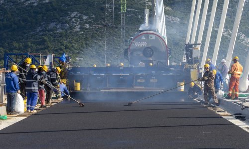 [FOTO/VIDEO] Počelo asfaltiranje Pelješkog mosta, pogledajte kako teku radovi