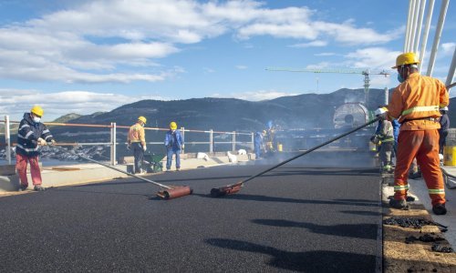 Polovica Pelješkog mosta već je asfaltirana, sve bi trebalo biti gotovo do početka iduće godine