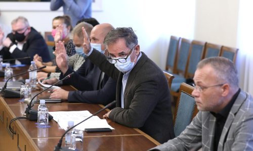 Hasanbegović izjavom izazvao buru na saborskom odboru, Pupovac mu oduzeo riječ