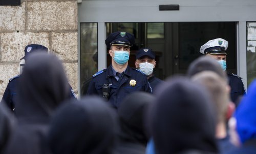 Suđenje dvojici bošnjačkih policajaca koji su pretukli Hrvata u Mostaru za vrijeme policijskog sata; ne osjećaju se krivima iako ih je snimila nadzorna kamera