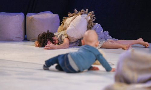 Mala scena priprema predstavu za bebe od 3 mjeseca