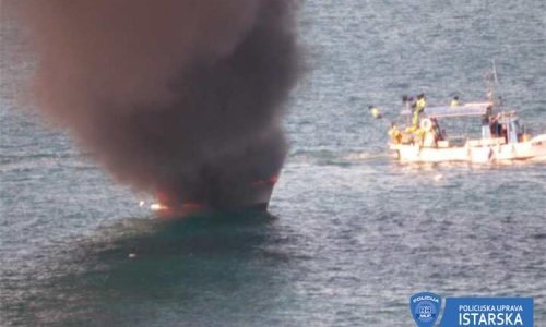 [VIDEO/FOTO] Drama na moru: Pomorski policajci spasili posadu s goruće ribarice
