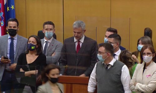 [FOTO/VIDEO] Drama u Saboru: Oporba okupirala govornicu kako bi spriječila HDZ u izboru novog ravnatelja HRT-a, Sanader raspustio sjednicu