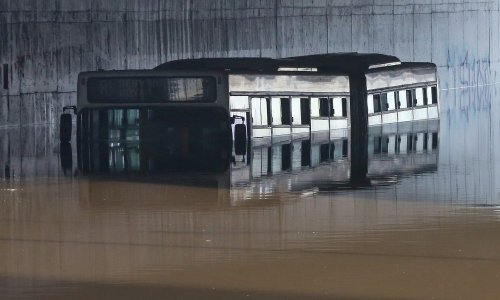 [FOTO/VIDEO] Grčku zahvatile obilne kiše, neki potražili spas na krovovima