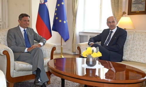 Pahor poziva Janšu na pristojnost, od premijera se redom ograđuju i koalicijski partneri