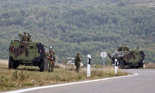 Filmska potjera: Fordom probio rampu na granici, zaobišao policijske barikade, izazvao prometnu pa sletio u jarak