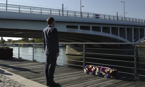 Alžircima je bilo zabranjeno da izađu van iza 20.30 sati. Izašli su na ulice Pariza prosvjedovati i uslijedio je pokolj. Šezdeset godina kasnije Macron je prvi francuski presjednik koji odao počast žrtvama