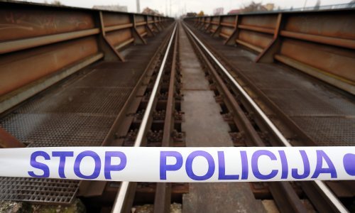 U naletu vlaka na željezničkom mostu u Karlovcu poginula 22-godišnjakinja