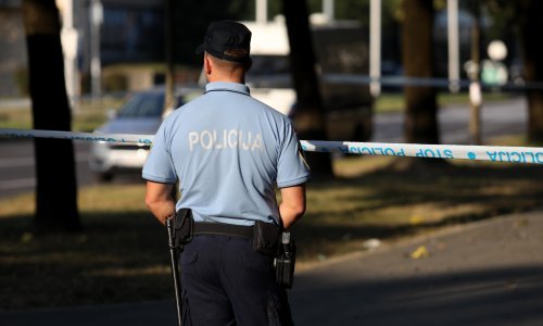 Dvojica muškaraca se posvadila u kafiću u Umagu pa jedan drugom razbio glavu bocom