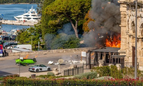 [FOTO] Eksplozija i akcija: Pogledajte napete scene nastale na snimanju serije u kojoj glumi legendarni David Hasselhoff
