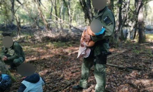 [FOTO] MUP: Specijalci pružili pomoć zatečenim migrantima, majka s djecom prebačena u bolnicu