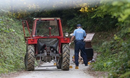 Traktorist teško ozlijeđen nakon što je sletio u potok