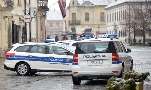 Maloljetnik se na Facebooku fotkao s automatskom puškom; ispostavilo se da je keramička, a razbio ju je prije dolaska policije