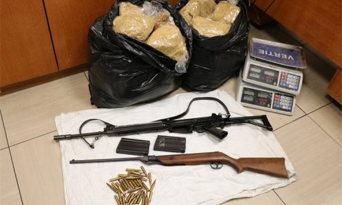 [FOTO] Policija kod Čakovca krenula u pretres kuće, a dvojica muškaraca se dala u bijeg sa sefom i automatskom puškom u rukama