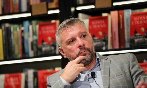 Objavljena je knjiga kolumni Hrvoja Klasića 'Crveno na crno'