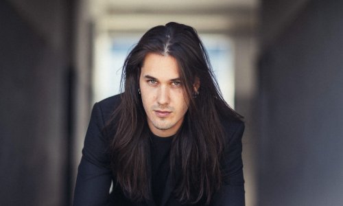 Dino Jelusić vikende provodi nastupajući po Europi, dok preko tjedna dane krati u učionici jedne srednje škole