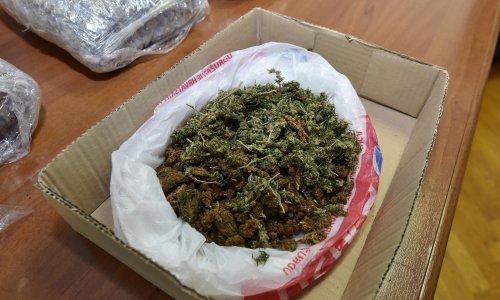 Policija u Omišu kod muškarca pronašla gotovo pola kilograma marihuane, amfetamine i kokain