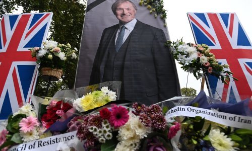 Ubojica britanskog  parlamentarnog zastupnika optužen za ubojstvo i terorizam, ali motiv napada ostaje nepoznat