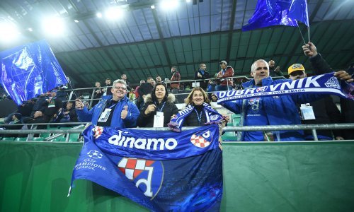 [FOTO] Navijači Rapida i Dinama ujedinjeni zbog hrvatske nogometne legende; cijeli stadion se ustao i zapljeskao....